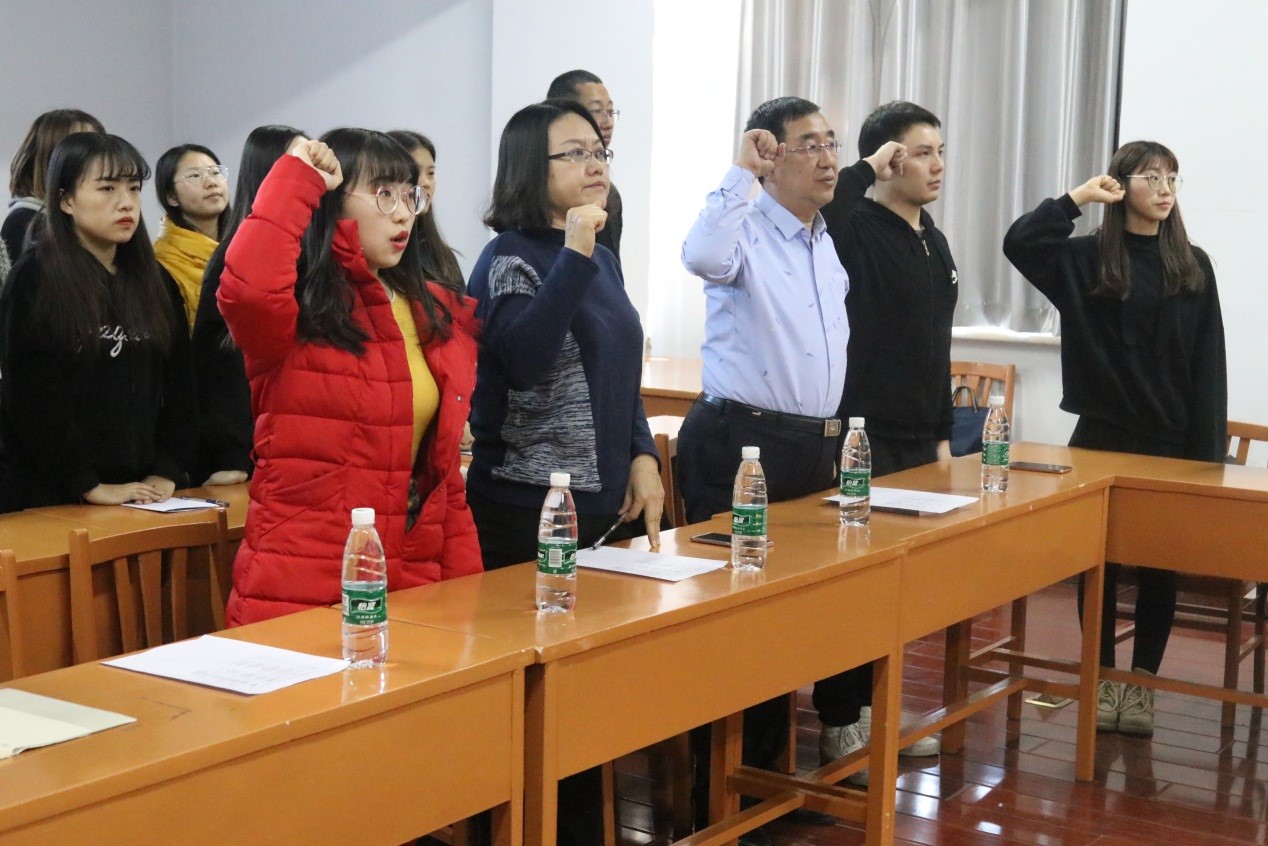 活动开始前党员重温入党誓词